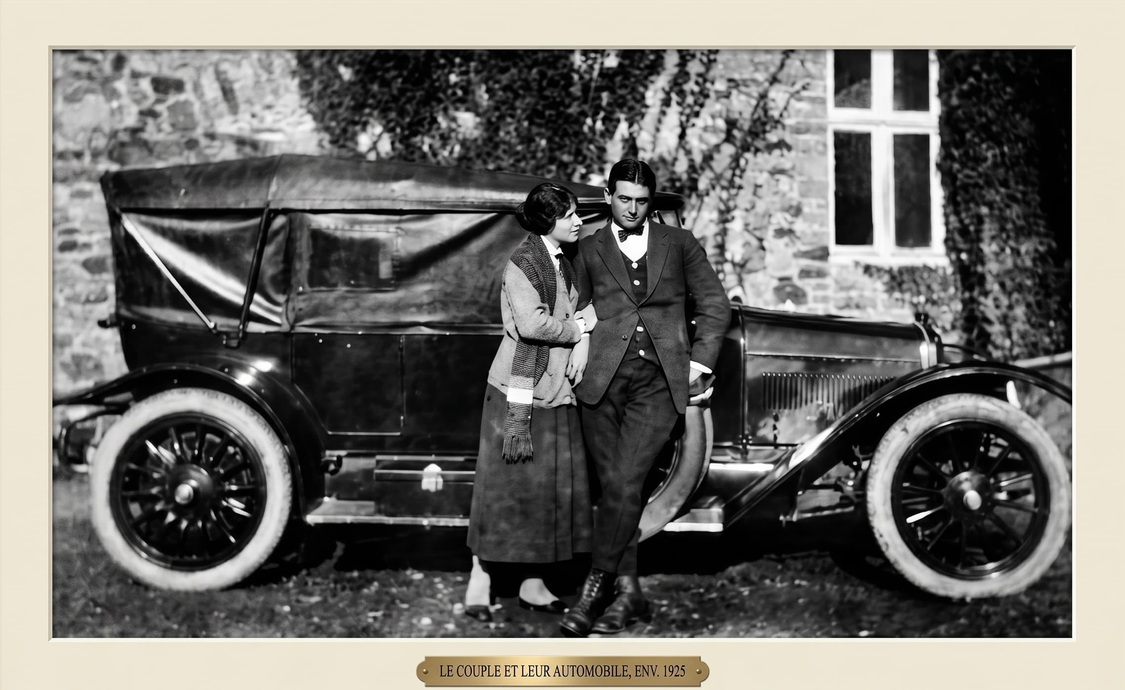 Un couple et leur automobile au domaine de la Goupillère, années 1930-1940